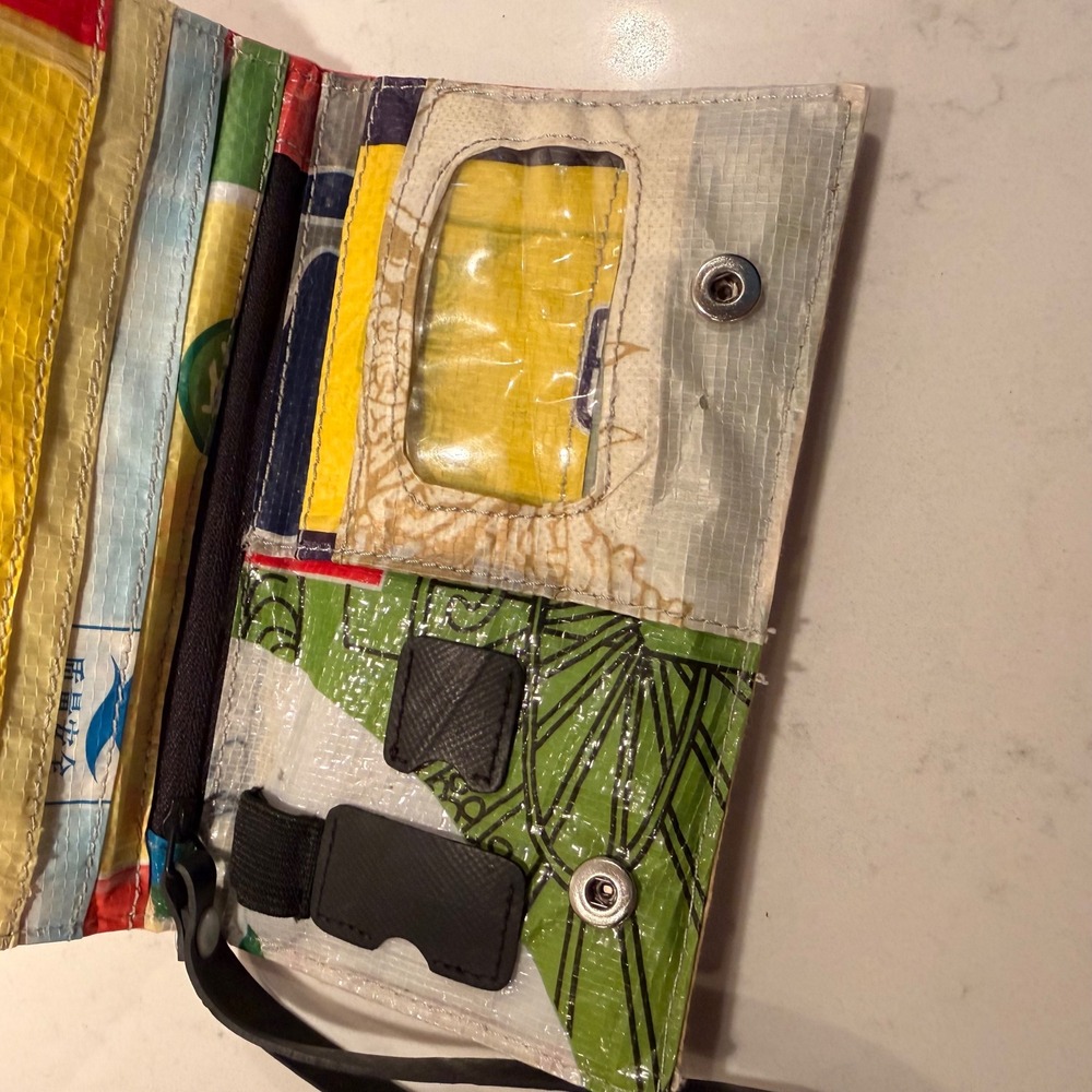 Keen Repurposed Wristlet Wallet Strap Snap Close Pockets Sustainable Recycled - Picture 8 of 11